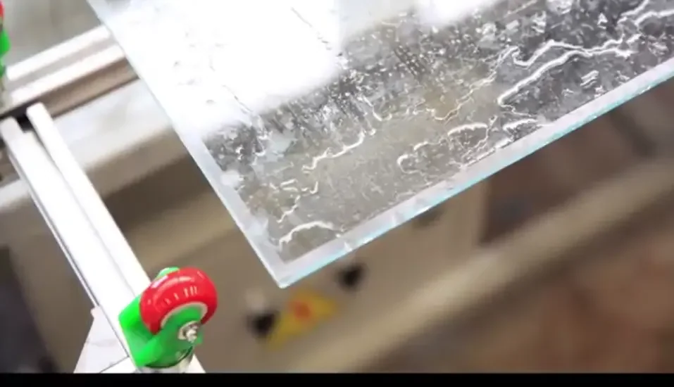 복층유리 Low-E 코팅 제거 휠 Low-E coated glass edge entering the coating removal process