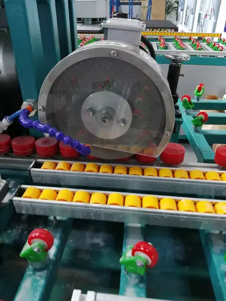 복층유리 Low-E 코팅 제거 휠 Wet Low-E coating removal wheel installed on a glass processing machine