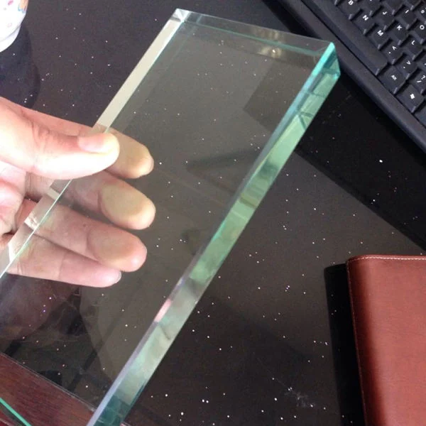 직선 유리 모서리 가공기용 연삭 휠 Chamfered glass edge produced on a straight-line glass edging machine